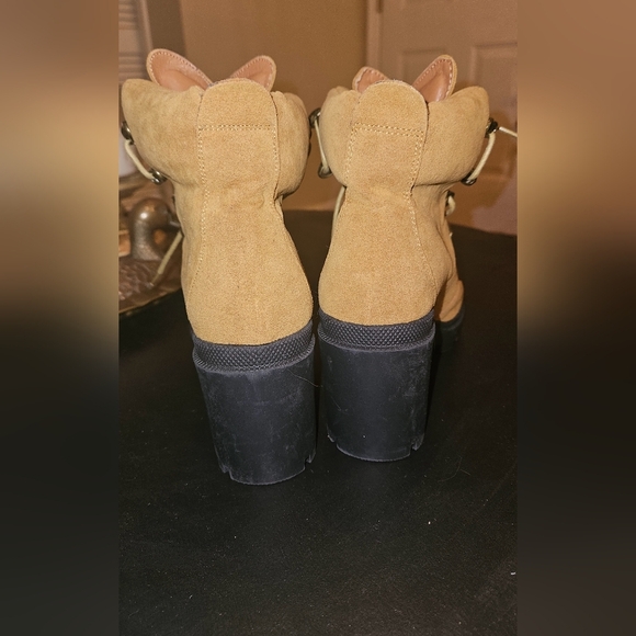 BEAST FASHION Tan platform chunky lace up work boots. Size 7 - Picture 9 of 11